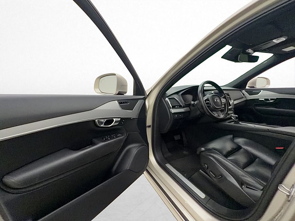 Volvo XC90 14 of 30