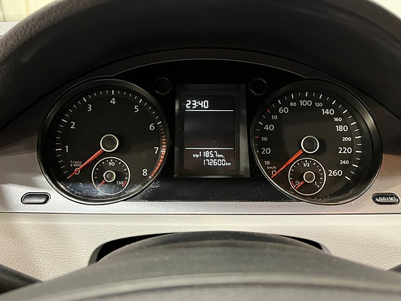 Volkswagen Passat 14 of 17