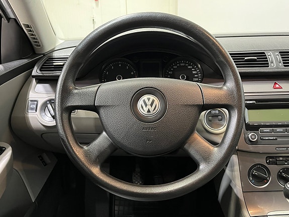 Volkswagen Passat 13 of 17