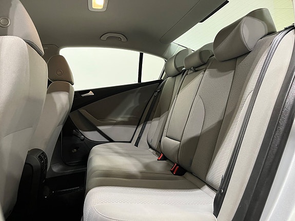 Volkswagen Passat 10 of 17