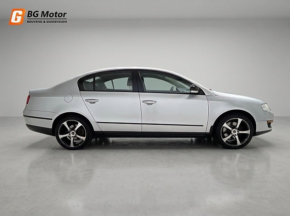 Volkswagen Passat 4 of 17