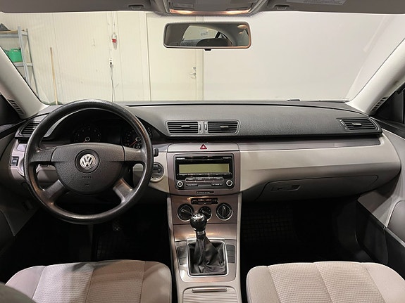 Volkswagen Passat 12 of 17