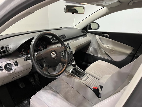 Volkswagen Passat 8 of 17