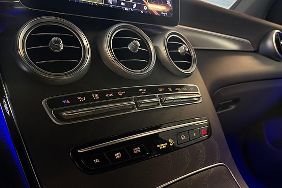 Mercedes-Benz GLC300 e 18 of 25