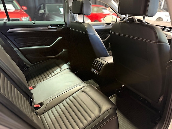Volkswagen Passat 17 of 28