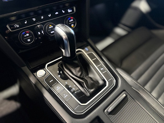 Volkswagen Passat 12 of 28