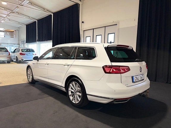 Volkswagen Passat 4 of 28