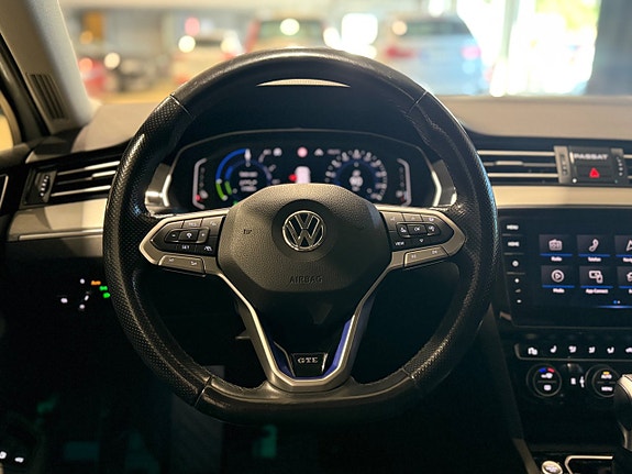 Volkswagen Passat 23 of 28
