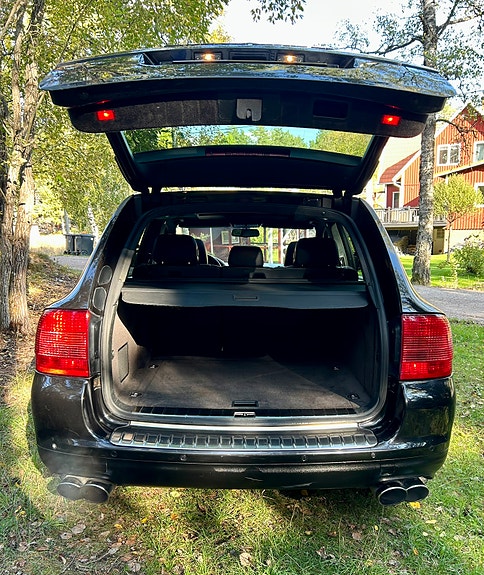 Porsche Cayenne Turbo S 4 of 17