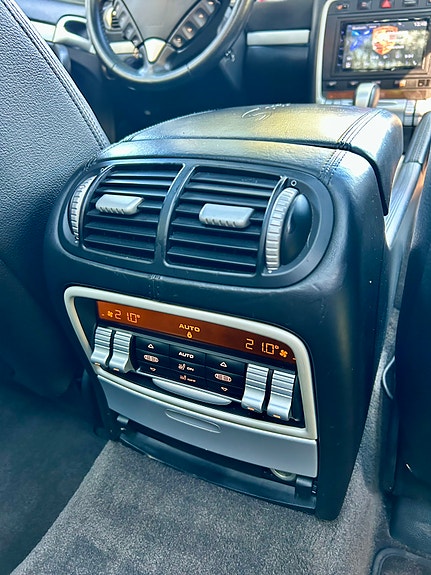Porsche Cayenne Turbo S 15 of 17