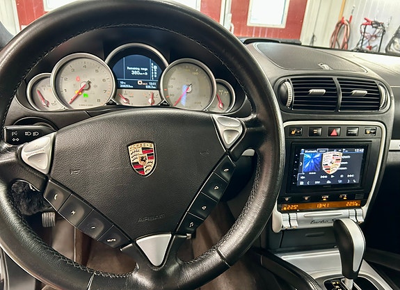 Porsche Cayenne Turbo S 7 of 17