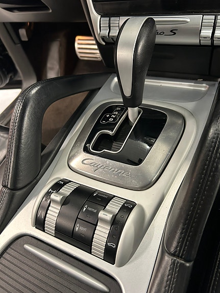 Porsche Cayenne Turbo S 16 of 17