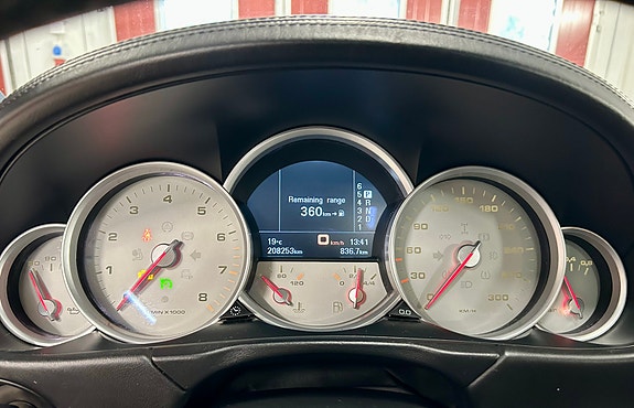 Porsche Cayenne Turbo S 8 of 17
