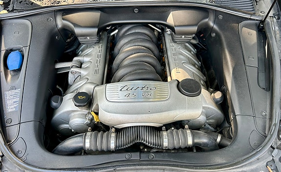 Porsche Cayenne Turbo S 5 of 17