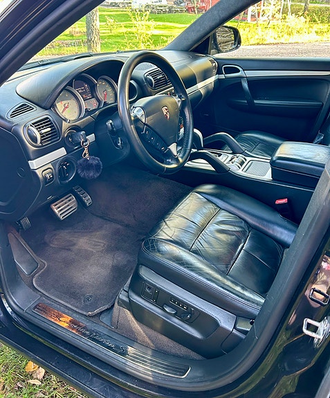Porsche Cayenne Turbo S 12 of 17