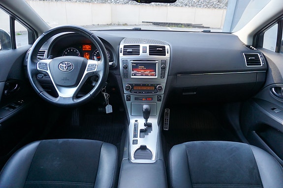 Toyota Avensis 2 of 27