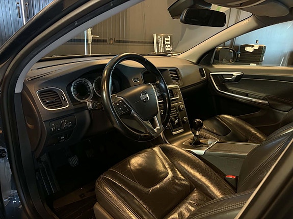 Volvo V60 7 of 16