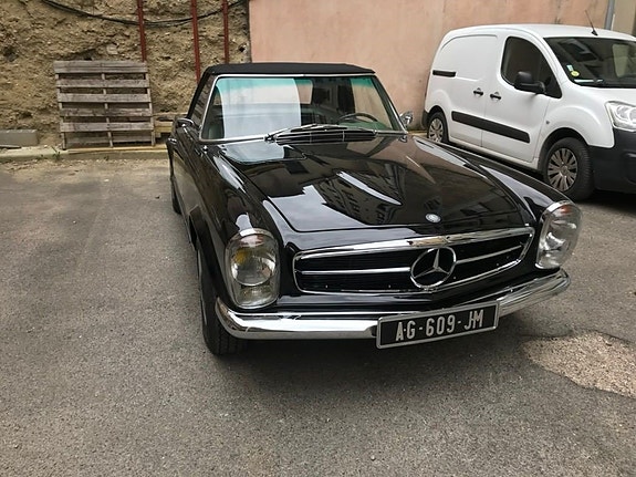 Mercedes-Benz 230 SL 3 of 9