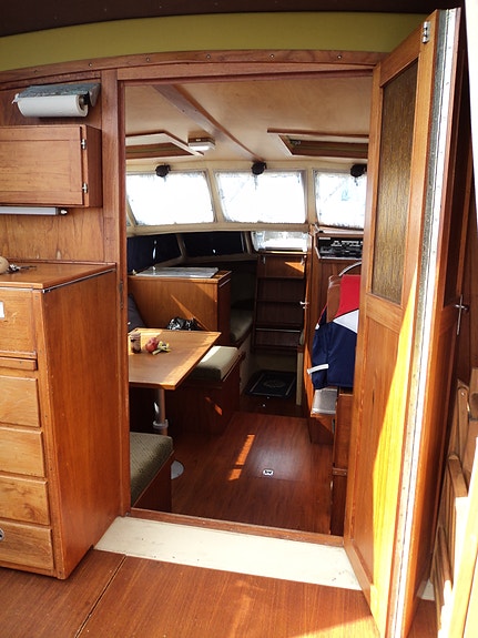 Mirall 26 – 1980 | Välskött halvplanande motorbåt med V8 och teak invändigt 2 of 6