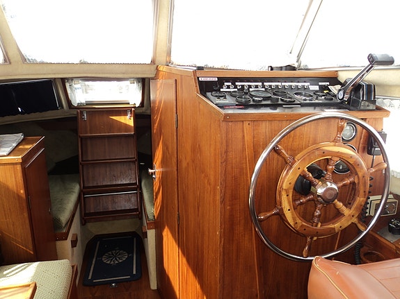 Mirall 26 – 1980 | Välskött halvplanande motorbåt med V8 och teak invändigt 5 of 6
