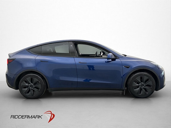 Tesla Model Y 10 of 30