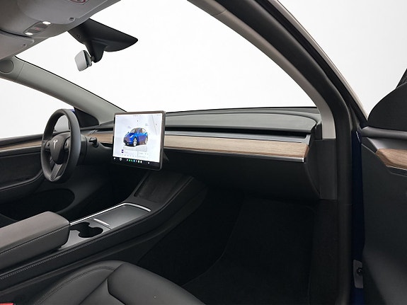 Tesla Model Y 16 of 30