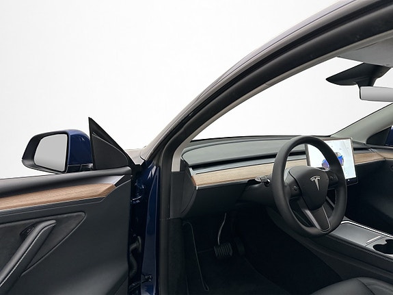 Tesla Model Y 12 of 30