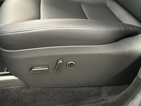 Tesla Model Y 21 of 30