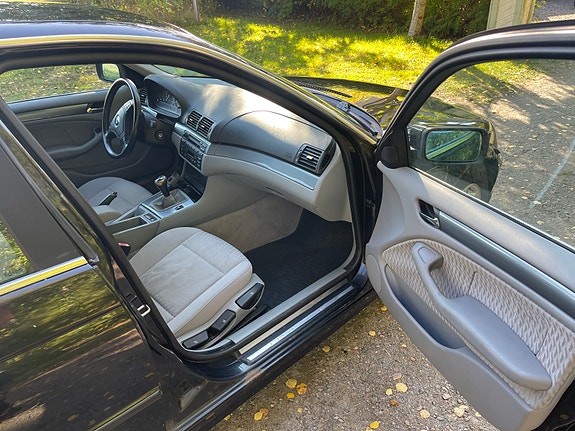 BMW 320i 5 of 8