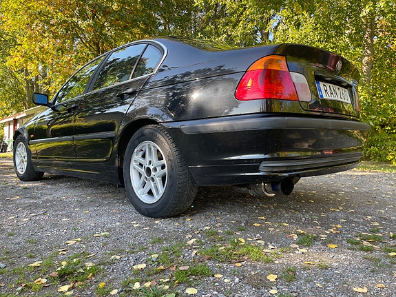 BMW 320i 3 of 8