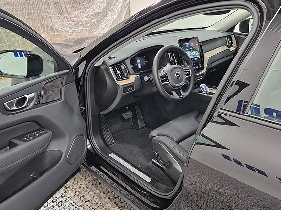 Volvo XC60 2 of 12