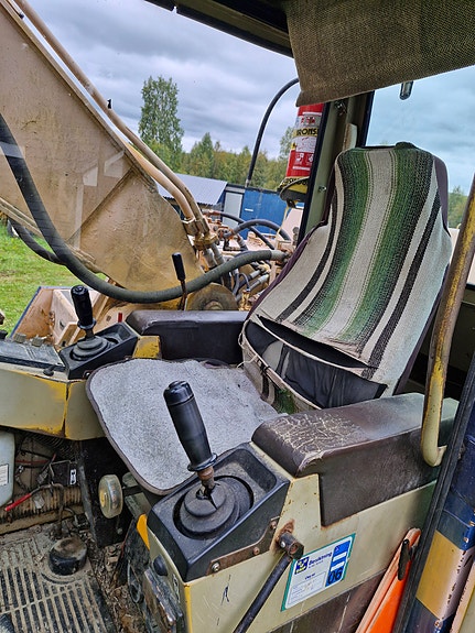 Komatsu PC210 6 of 7