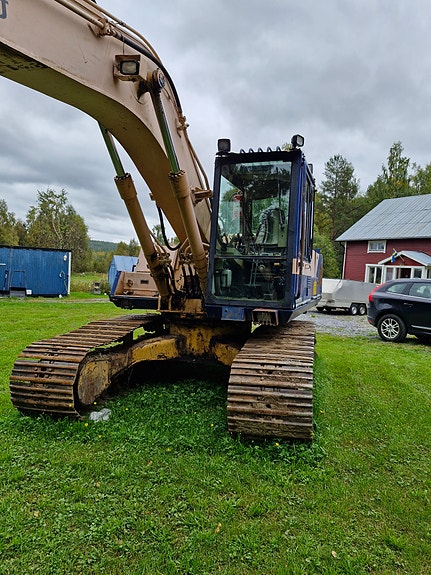Komatsu PC210 3 of 7