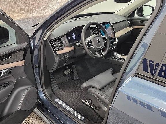 Volvo XC90 2 of 16