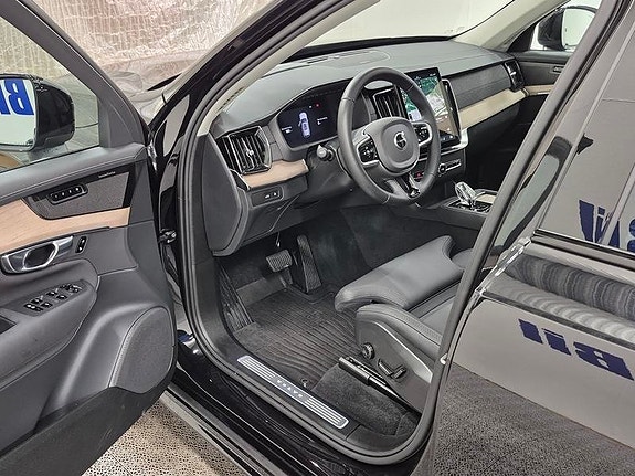 Volvo XC90 2 of 16
