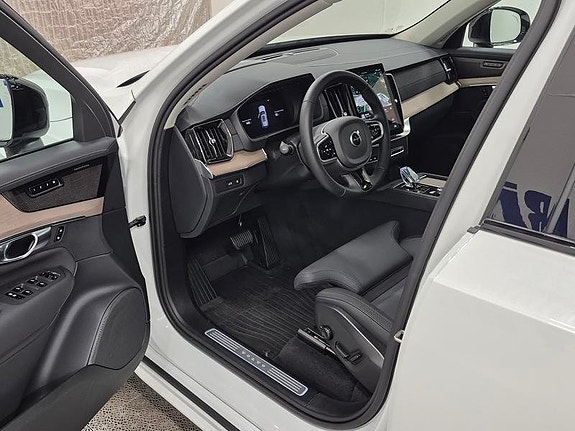 Volvo XC90 2 of 16
