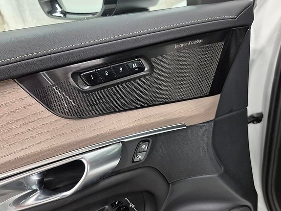 Volvo XC90 15 of 16