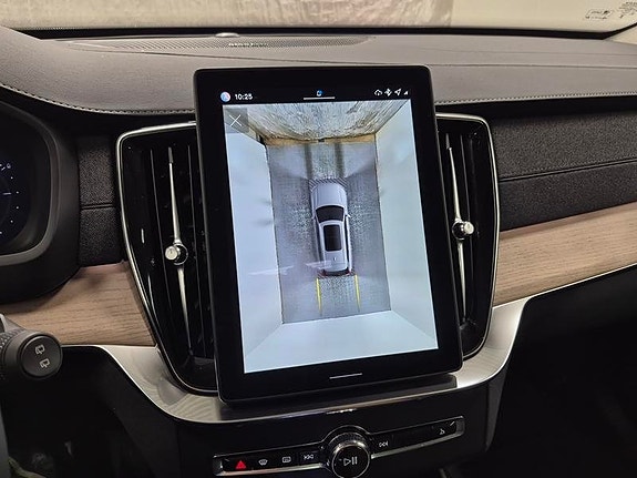 Volvo XC90 8 of 16