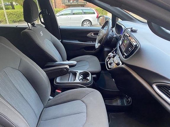Chrysler Pacifica 9 of 30