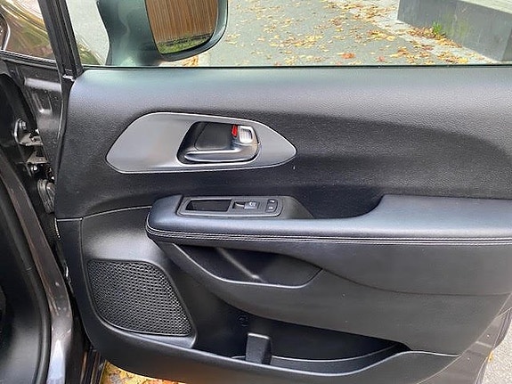 Chrysler Pacifica 10 of 30
