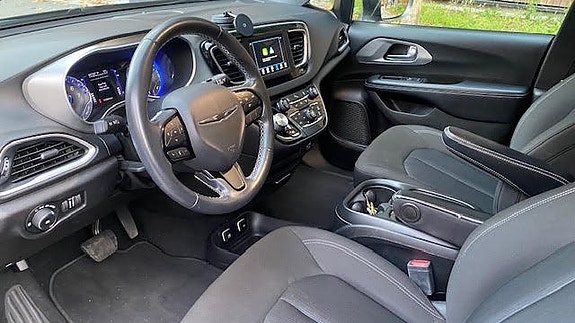 Chrysler Pacifica 18 of 30