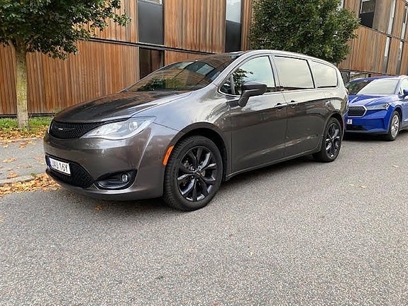 Chrysler Pacifica 2 of 30