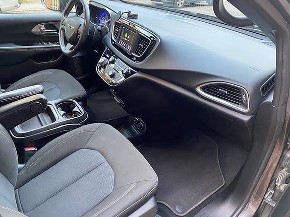 Chrysler Pacifica 8 of 30