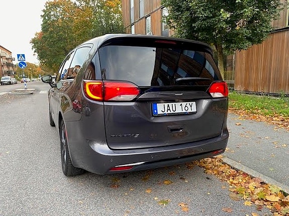 Chrysler Pacifica 4 of 30
