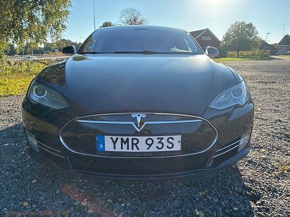 Tesla Model S 2 of 24