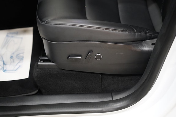 Tesla Model Y 10 of 23