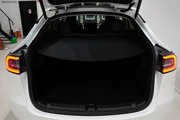 Tesla Model Y 22 of 23