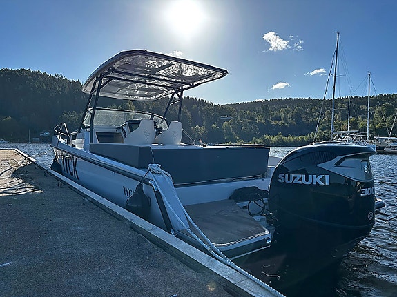 RYCK 280 till salu – demobåt med T-top och Suzuki 300 hk 6 of 12