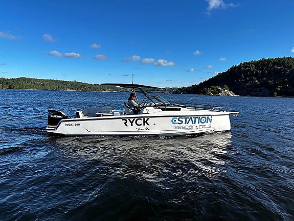 RYCK 280 till salu – demobåt med T-top och Suzuki 300 hk 3 of 12