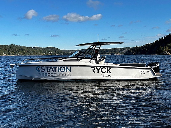 RYCK 280 till salu – demobåt med T-top och Suzuki 300 hk 5 of 12